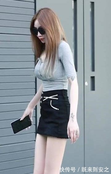 浅灰色|浅灰色T恤搭配黑色半身裙,简单时尚,自信大方