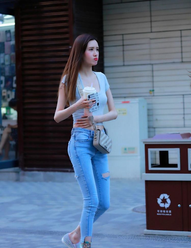 街拍：美女穿一字肩牛仔连衣裙，直接漏出了自己的肩膀，很漂亮