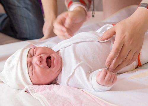 喂奶|照顾新生宝宝,老人容易掉入几个陷阱,爸妈及时阻止以免害了孩子