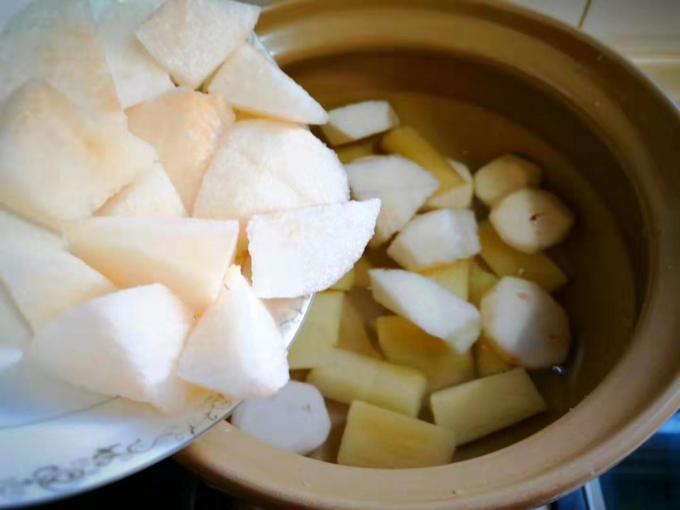 咳嗽|寒冬感冒咳嗽,三种水果煮一锅,是糖水也是药,对小孩久咳很管用