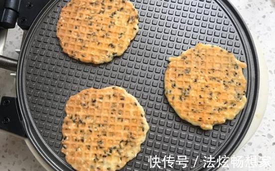 芝麻|平底锅就能搞定的芝麻薄脆饼,做法一看就会,吃一口就上瘾