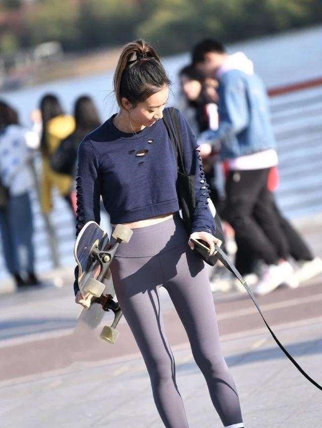 平底鞋 蓝色紧身长袖搭配灰色打底裤，既可以提高腰线，又拉长身高！
