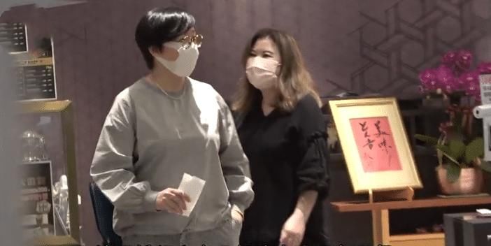 58岁商天娥与老公手牵手恩爱逛街，结婚10年，被宠成了肥娥