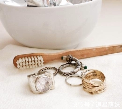 光泽$珠宝全毁了，牙膏清洗、自来水浸泡，这些清洗方法大错特错！