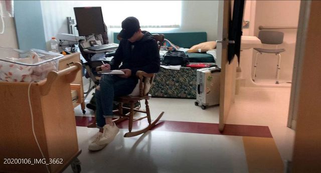 张恒养娃照片曝光！独居美国凌乱简陋小屋，只能靠朋友奶喂养