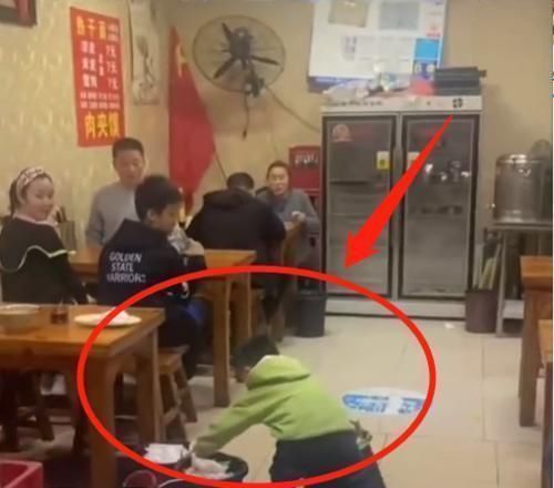 男孩|男孩饭店里提“4个垃圾桶”,以为顾客会嫌弃,不料露出羡慕目光