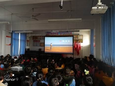  爱国|新场小学：看爱国电影，迎建党百年