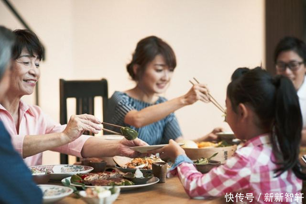 奶奶|“要不都给孩子吃”,农村奶奶带娃吃酒席,“抢猪蹄”举动遭白眼