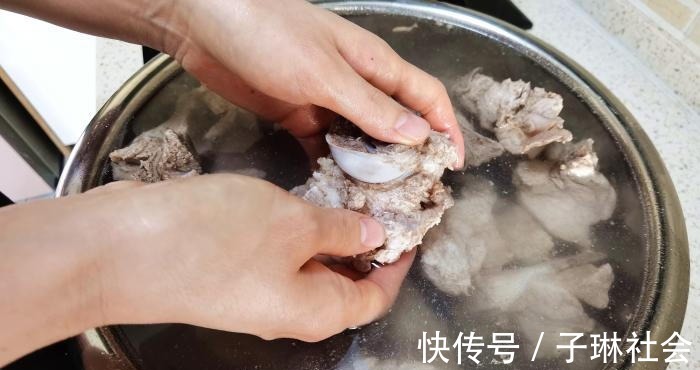 滋补|冷天,多给喝此道汤,比喝羊肉汤强,一周吃一回,滋补强身过寒冬