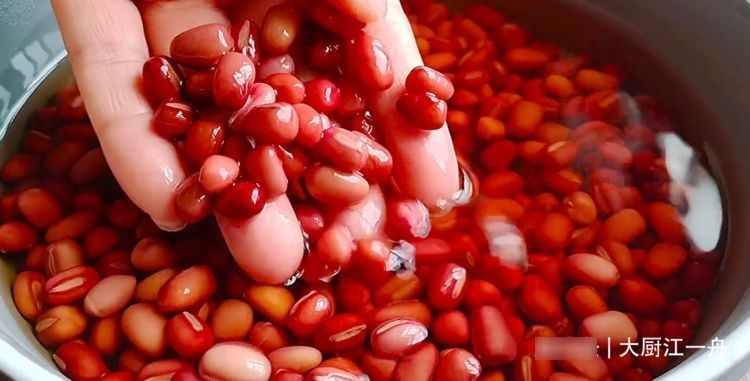 80岁的老奶奶吃了一辈子的红豆，不打豆浆不熬粥，越吃越精神