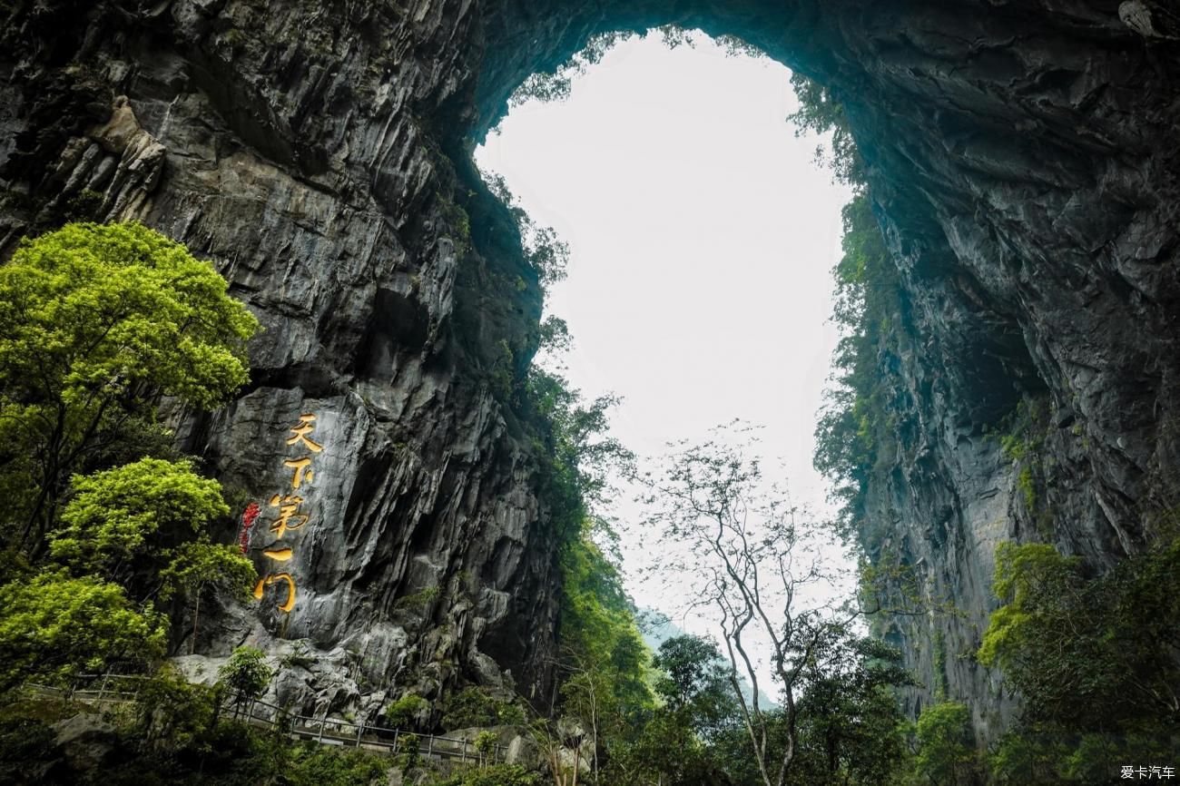 天门中断楚江开,碧水东流至此回—天门山