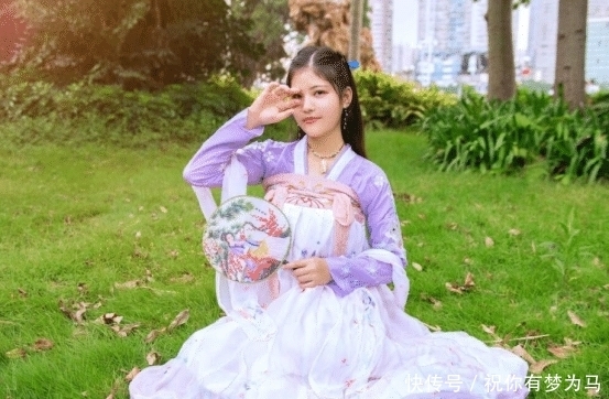 景区|“汉服女”景区撩腿拍照,遭到路人劝阻,网友:你丢人不?