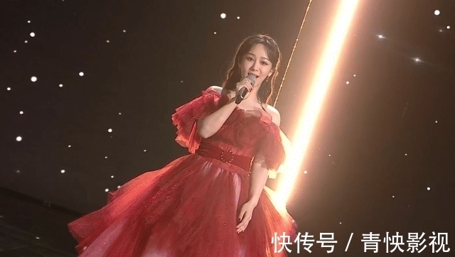 跨年夜现场太热闹:龚俊把信带偏,杨紫被嘲脸僵,杨幂隔空献吻