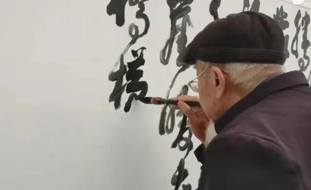 字字|大隐隐于市!90岁的大爷墙体上写草书,笔笔惊艳,字字有水平