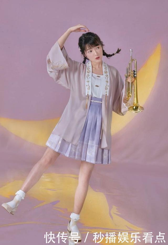 最近流行一种穿法,叫“一半汉服,一半JK”,精致又优雅,太吸睛