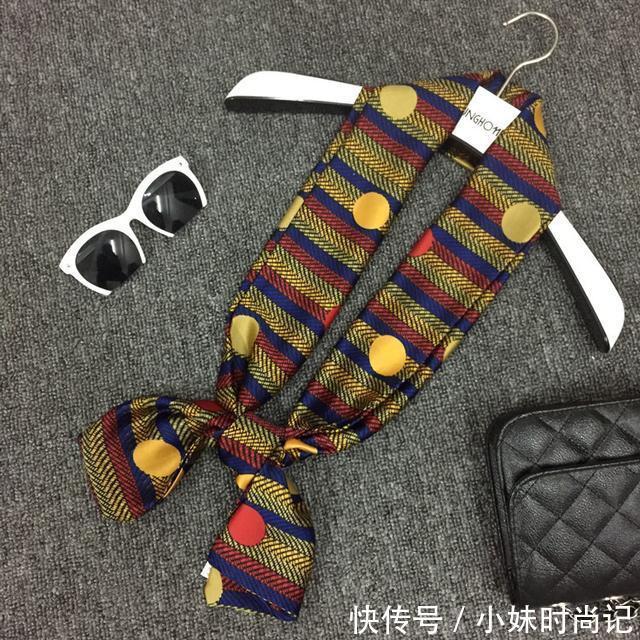 方巾|这个春天流行的精致小丝巾,释放颈间大气质