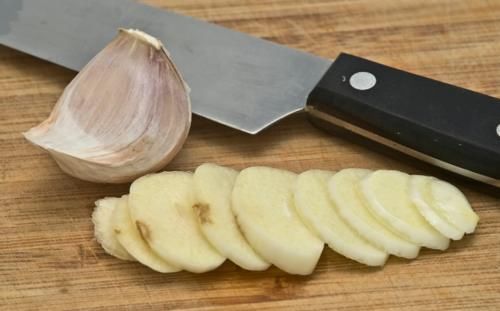 杀菌|生吃大蒜，能杀菌，防肿瘤吗？医生提醒：这2种人千万不能碰！