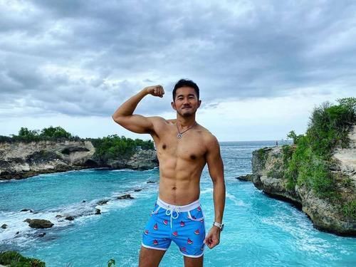 熟男风|胡子型男掀起熟男风,健身+运动塑造精壮的胸肌和质感的腹肌