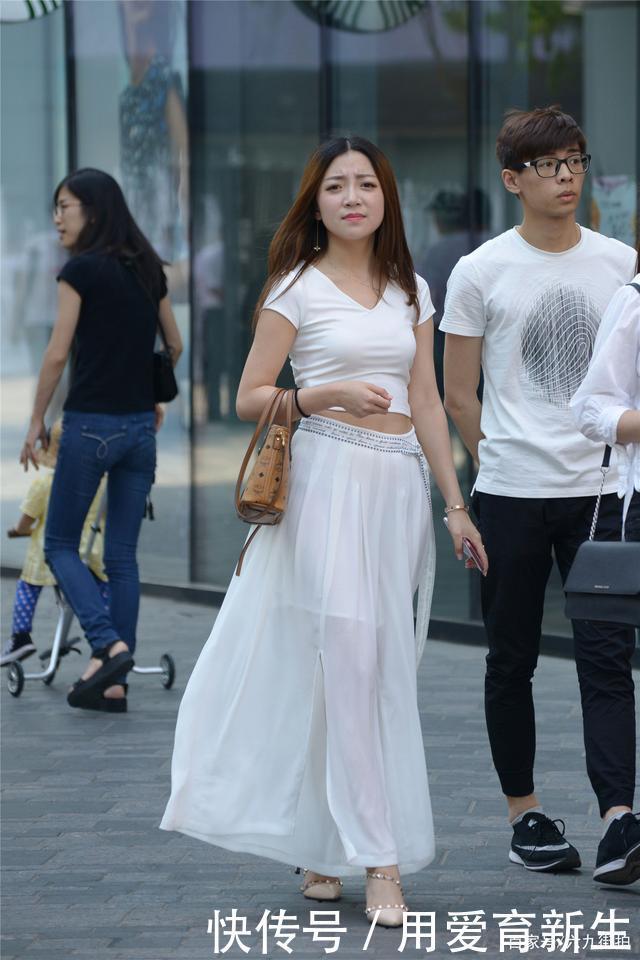 高腰白纱裙，显身材比例很好，搭配尖头细跟铆钉凉鞋，精致时尚