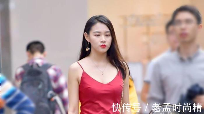 街拍 街拍美女:小姐姐红色连衣裙出街, 露的不是肩而是高级感!