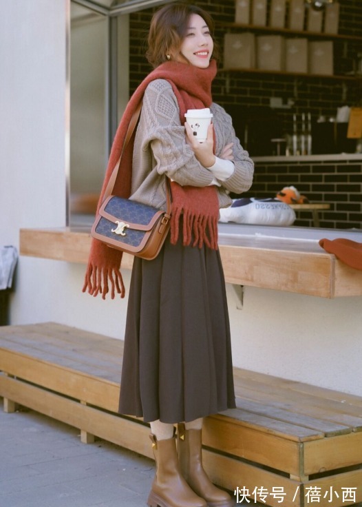 短靴|小个子新年怎么穿?建议尝试“半身长裙+短靴”,一秒显高10cm