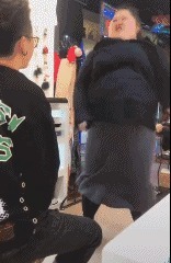 |搞笑GIF:突然感觉不对劲 以后再也不穿裙子帮人推车了