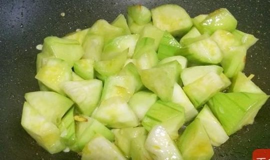 绿豆|小暑过后该吃它了!维C含量是绿豆的3倍,10秒做出一盘减脂菜