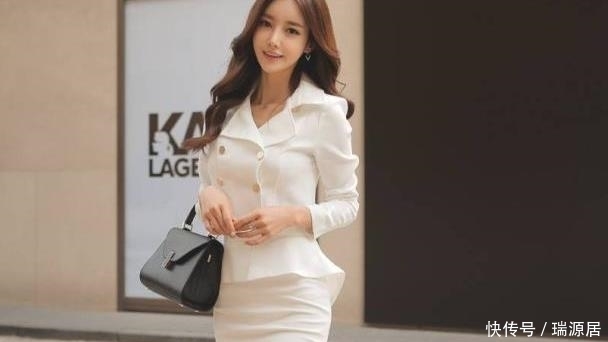 简约的连衣裙,优雅不失个性,给人一种洒脱的气息