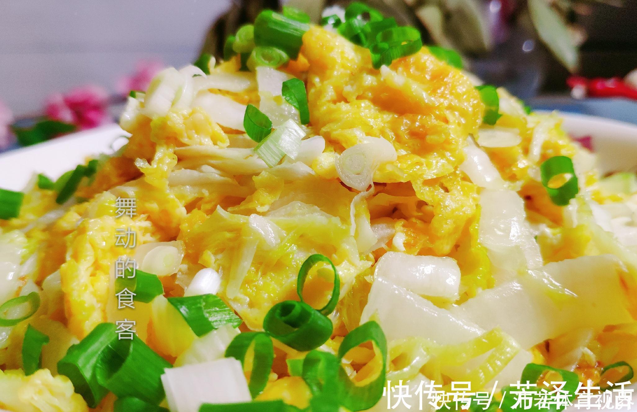 一家3口,4个鸡蛋,一棵白菜,媳妇儿子上桌就抢,还直呼饭煮少了