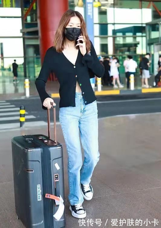 高级感|刘雯引领早秋新风潮,单穿针织开衫只扣2个扣子,高级感扑面而来