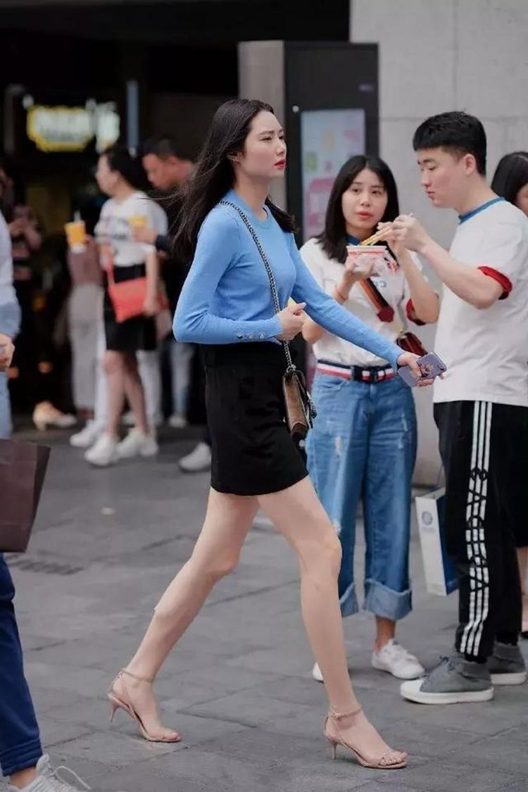 街拍|街拍:长发女神走心的吊带配短裤,从背后看去很是惊艳