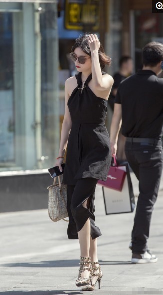 成熟女人喜欢黑色连衣裙,修身显瘦易搭配,轻松穿出精致感