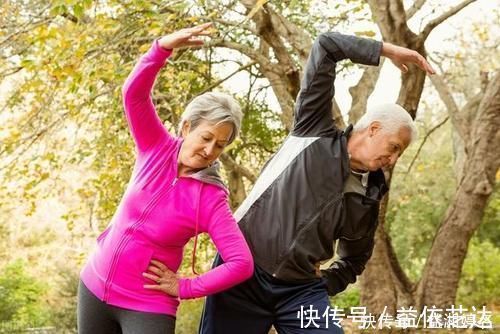 水煮青菜|过量饮水伤肾,日行万步毁关节!3个“假养生法”让身体越养越差