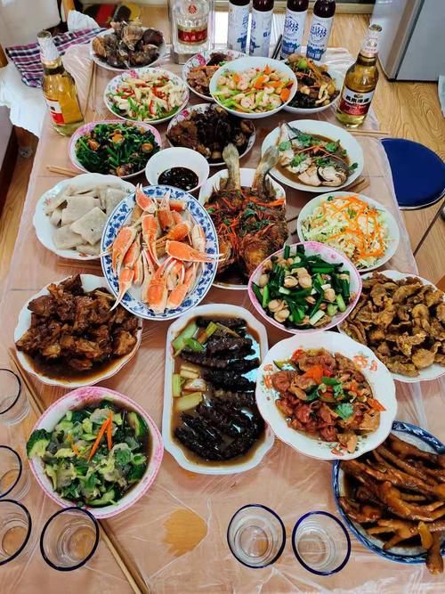 各地网友年夜饭大比拼，12桌菜各有特色，网友：最后一桌太寒酸