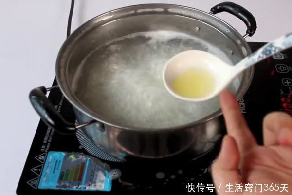 煮稀饭老是溢锅怎么办？只需加半勺“它”，稀饭爽滑香软还不溢锅