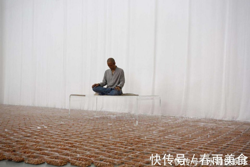 宣州谢朓楼饯别校书叔云@小伙取下自己的肋骨做成项圈，把自己封进水泥里，他的人生太疯狂