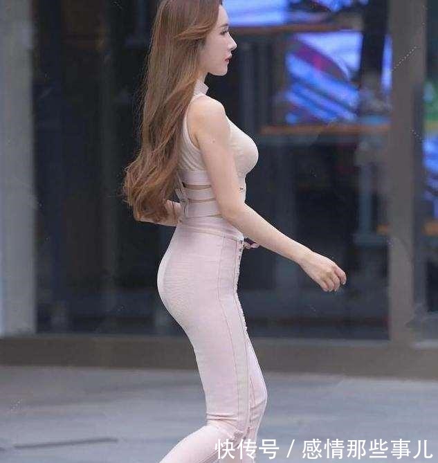 下半身 黑色小脚裤搭配黑色紧身上衣,虽然很常见,却能够凸显气质!