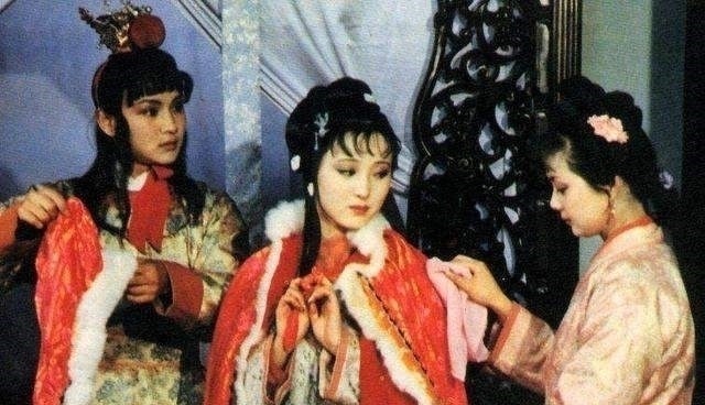 西厢记$李纨和探春有多厌恶薛宝钗?一次出言反驳,一次讥笑