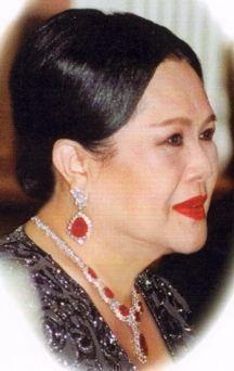 泰国太后$泰国太后年轻时靠粉宝石撑场面!如今瘫痪多年,脸庞怎么变这么黑