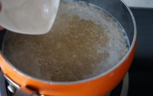 燕麦换一种吃法，搭配南瓜一起煮，软糯又香甜