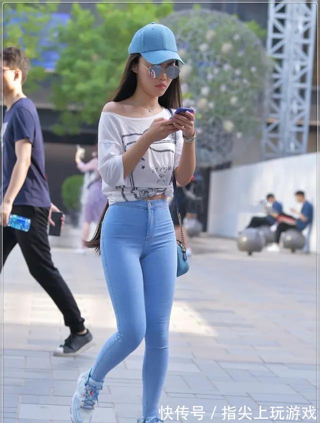 牛仔裤 白色斜肩外套搭配浅蓝色牛仔裤,青春时尚,充满活力!