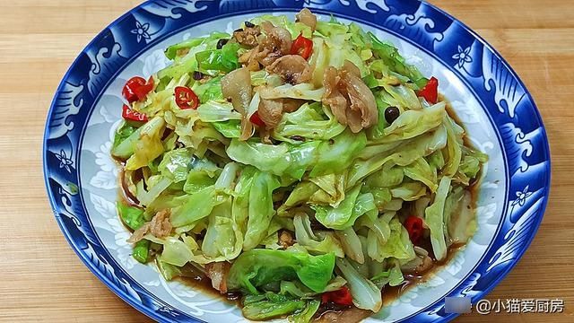 教你制作“油渣莲白”，制作简单，一道不错的家常炒菜，好吃下饭