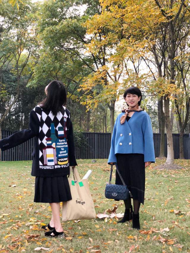 外套|40岁也能穿出高级感，蓝色外套搭配半身裙，最体面的中年女性穿搭