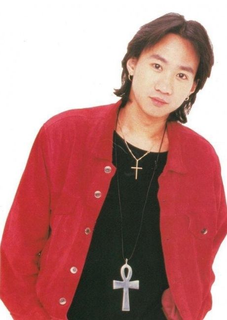 1993年,黄家驹摔下舞台,意外离世,死后墓碑却遭歌迷破坏