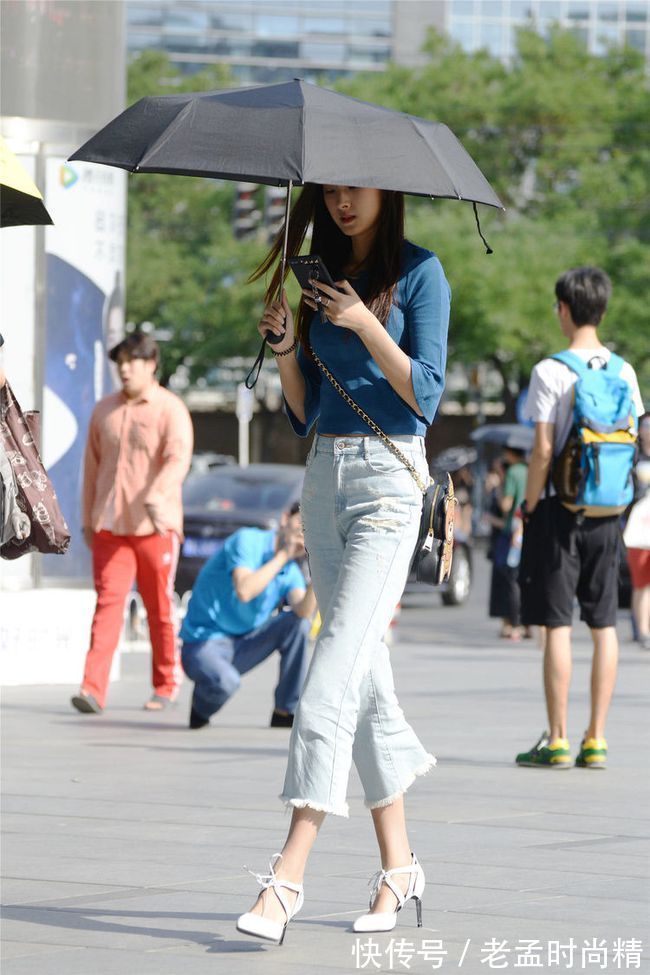 高跟鞋 街拍美女:毛边牛仔裤搭配尖头细跟鞋,好看又时尚,最能吸引人