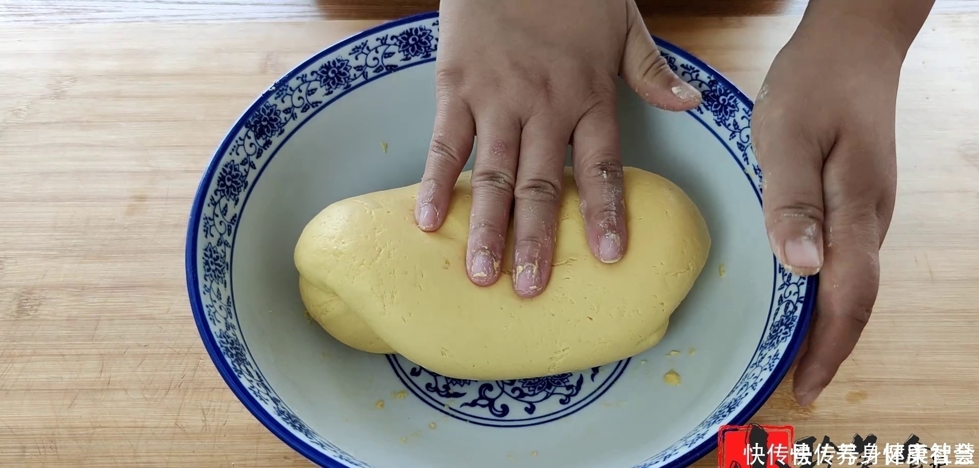 南瓜饼又出新做法了，无水无油，软糯香甜又劲道，全家人都爱吃