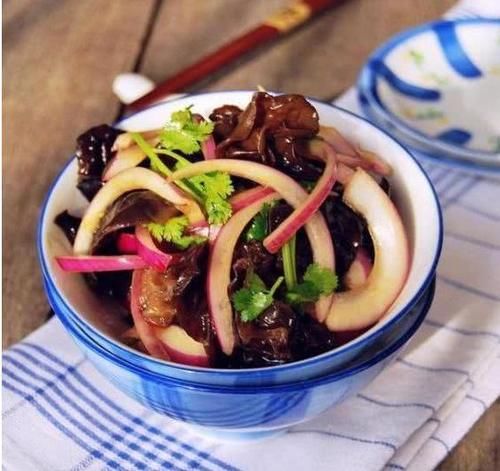 美食优选：泡藕带炒鸡胗，蒜蓉粉丝蒸虾，洋葱拌木耳，辣椒炒肉的做法