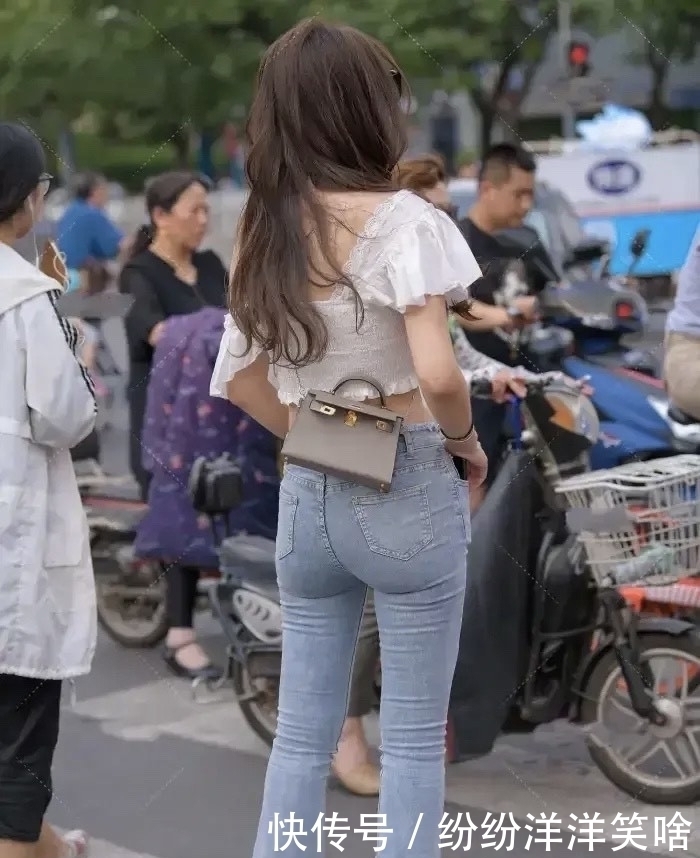 搭配|女人这样搭配,仙气十足,展现自己独特的曲线身材