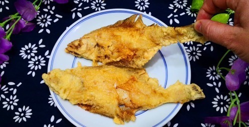 炸鱼时,直接下锅炸就错了饭店都这样做,出锅又酥又脆还不腥气