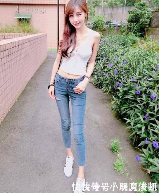 小姐姐穿紧身牛仔裤,塑造完美曲线身姿,散发女性独特魅力